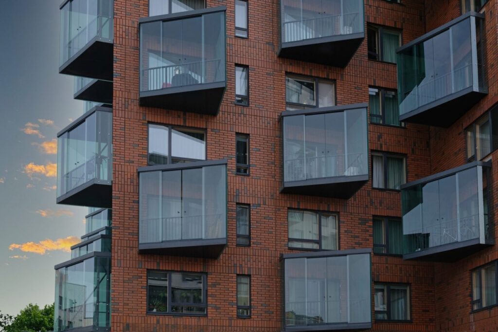 เสาเข็มแรงดันต่ำคืออะไร? ทางเลือกใหม่ของงานฐานรากในพื้นที่จำกัด 1 exterior-of-modern-red-brick-house-architectural-detail-of-close-up-on-windows-balconies--e1668730331762.jpg